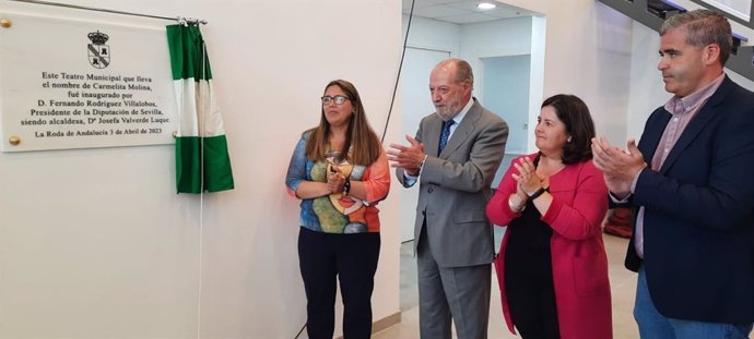 El presidente de la Diputación de Sevilla, Fernando Rodríguez Villalobos, segundo por la izquierda, con la alcaldesa de La Roda, Josefa Velarde, en el teatro municipal Carmelita Molina.