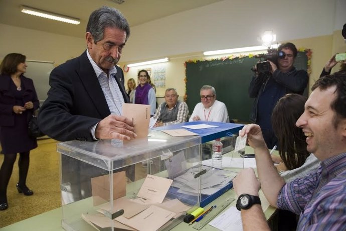 Archivo - Imagen de archivo del presidente de Cantabria y secretario general del PRC, Miguel Ángel Revilla, votando en una jornada electoral