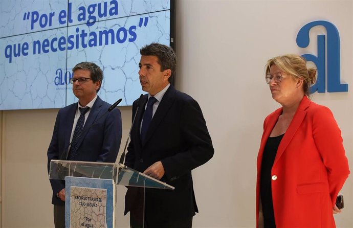 El presidente de la Diputación de Alicante, Carlos Mazón, la vicepresidenta y diputada de Ciclo Hídrico, Ana Serna,  y el director del Instituto Universitario del Agua, Andrés Molina.