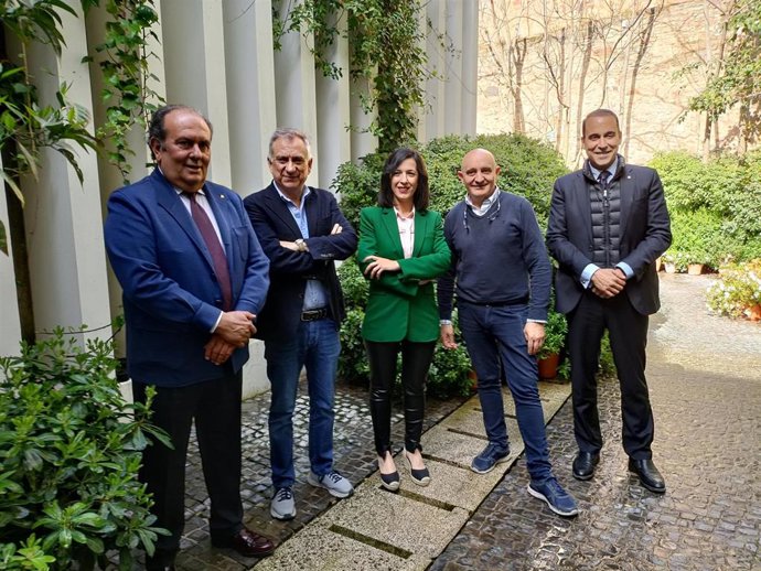 Responsables de Caja Rural de Extremadura, la consejera de Empleo, y los dueños de Atrio tras la firma del protocolo para poner en marcha el I Plan de Formación en Turismo y Hostelería de Excelencia en la región