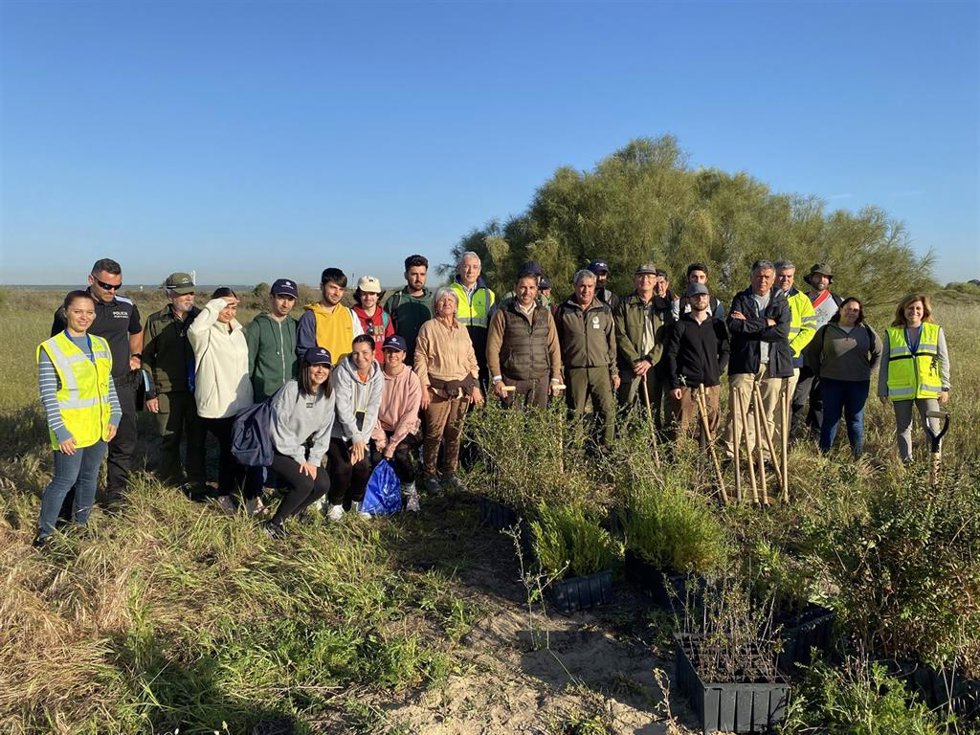 Imagen de participantes de la plantación.