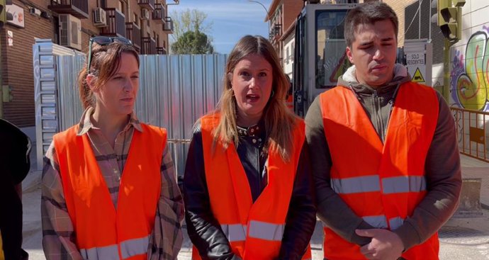 En el centro de la imagen, Alejandra Jacinto durante su visita a afectados por las obras de la Línea 7B de Metro en San Fernando de Henares.