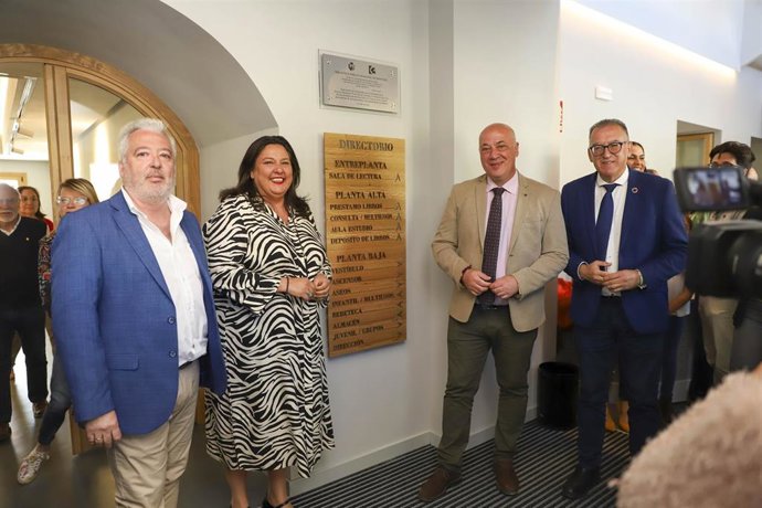 El presidente de la Diputación de Córdoba, Antonio Ruiz (centro), y la alcaldesa de Montoro, Dolores Amo, en la inauguración de la nueva Biblioteca Municipal.