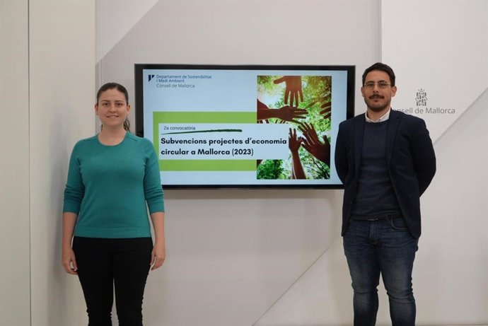 La vicepresidenta y consellera de Sostenibilidad y Medio Ambiente, Aurora Ribot, y el director insular de Residuos, Juan Carrasco, durante la presentación de la segunda línea de subvenciones