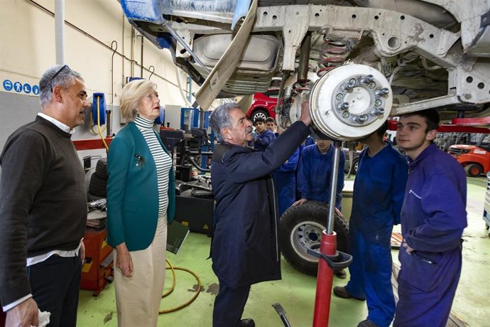 El Presidente De Cantabria, Miguel Ángel Revilla, Y La Consejera De Educación Y Formación Profesional, Marina Lombó, Visitan Las Obras Del Centro Integrado De FP Número Uno.
