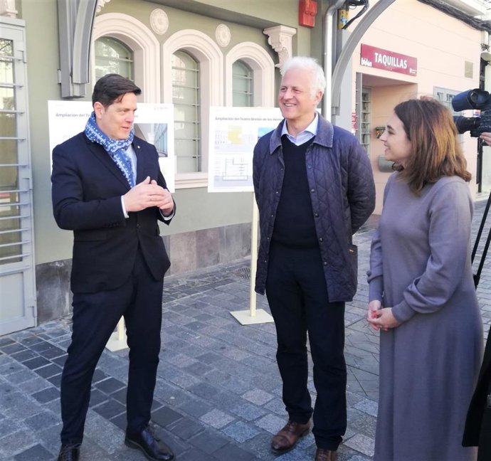 Matarredona, Hermoso de Mendoza y Cruz, ante el Teatro Bretón