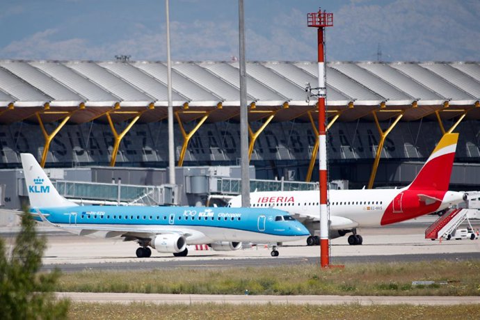 Archivo - Aviones de KLM e Iberia.