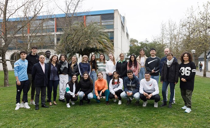 Estudiantes y profesorado participantes en la UPNA, antes de comenzar las pruebas.
