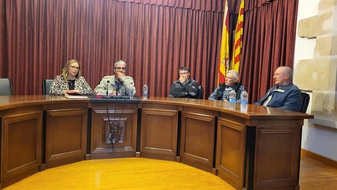 Reunión de Mayte Pérez con el alcalde de Mazaleón y representantes de los regantes en la zona.