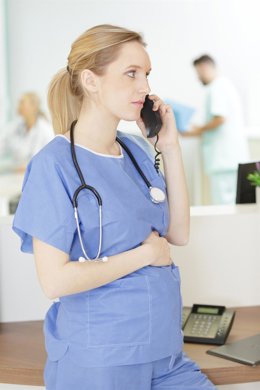 Enfermera embaraza en su puesto de trabajo