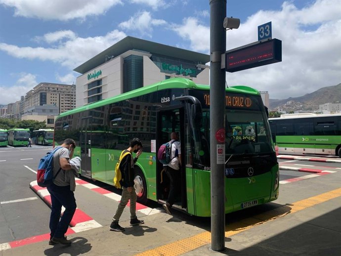 Archivo - Guagua de Titsa