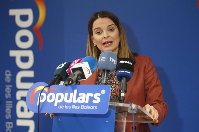 Archivo - La presidenta del Partido Popular (PP) de Baleares, Margarita Prohens, durante una rueda de prensa 