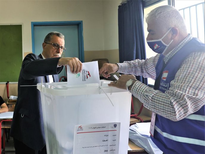Archivo - Un hombre vota en las elecciones parlamentarias del 15 de mayo de 2022 en Líbano