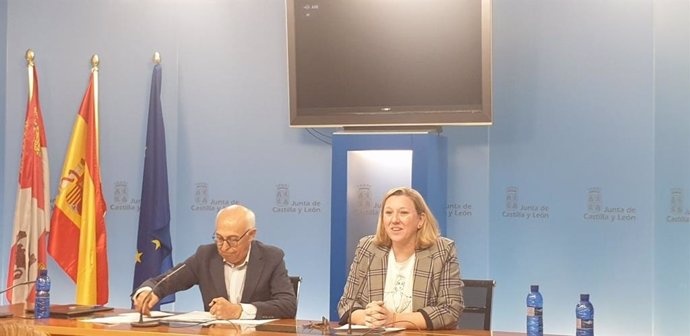 El presidente de Cermi Castilla y León, Juan Pérez Sánchez, junto a la consejera de Familia e Igualdad de Oportunidades, Isabel Blanco, durante la firma del nuevo acuerdo este lunes en Valladolid
