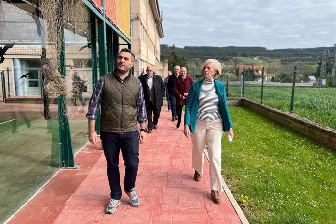 La consejera de Educación, Marina Lombó, en Ribamontán al Monte
