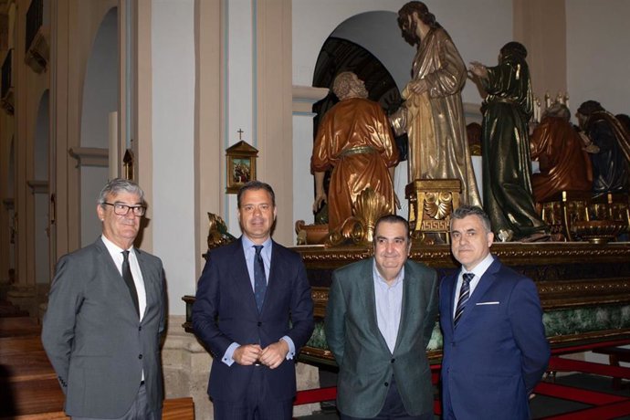 Marcos Ortuño, acompañado por el presidente de la cofradía, Carlos Valcárcel (1i), el comisario de Procesión, Gregorio González (2d), y el secretario de la Consejería, Juan Antonio Lorca (1d), delante de El Lavatorio