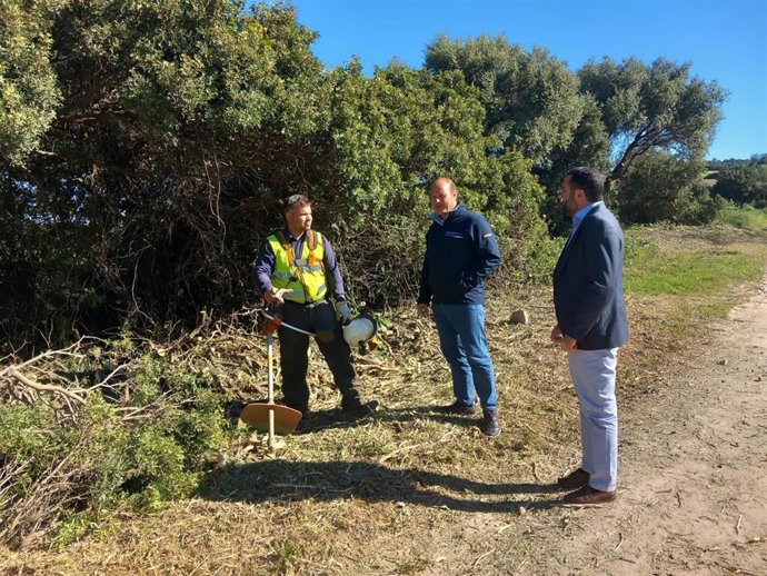 El delegado territorial de Sostenibilidad, Medio Ambiente y Economía Azul de la Junta de Andalucía, Óscar Curtido, visita el término municipal de Algar (Cádiz)