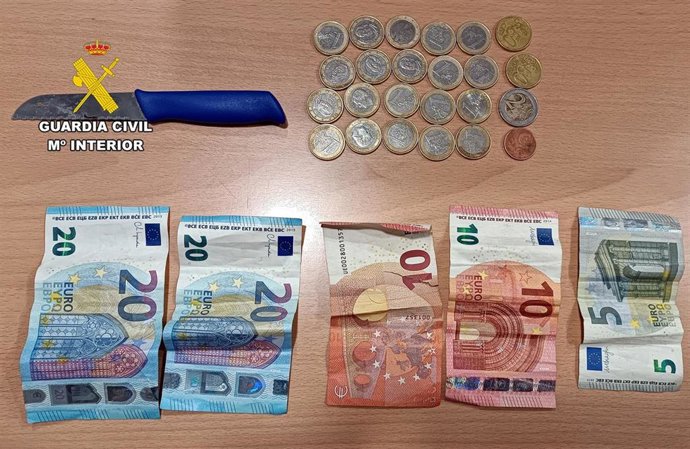 Se ha incautado el arma blanca utilizada para intimidar a la víctima y se ha recuperado el dinero sustraído