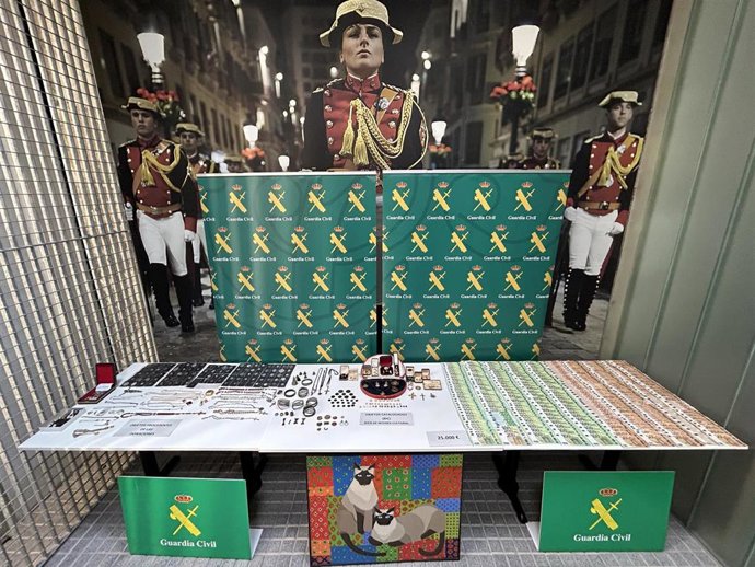 La Guardia Civil expone los más de 400 objetos que fueron robados de Lluc y que se han recuperado.