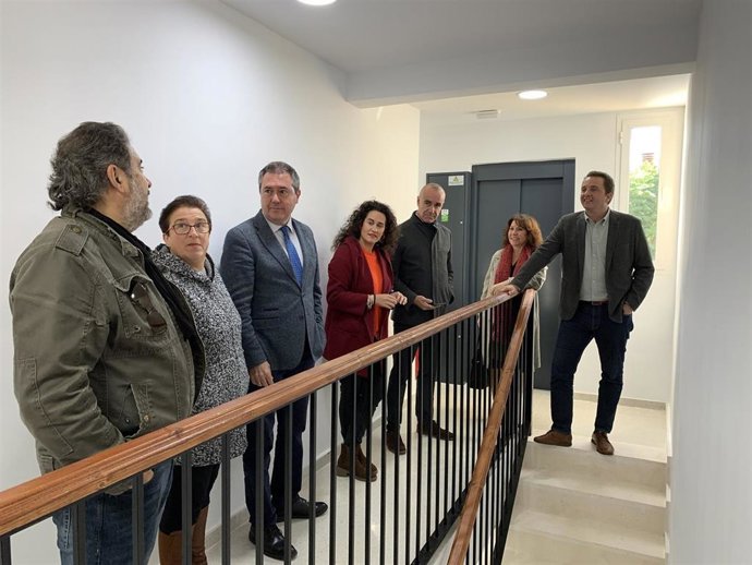 Archivo - Imagen de archivo de la instalación de ascensor en un bloque siendo alcalde Juan Espadas y el actual regidor, Antonio Muñoz, delegado de Hábitat Urbano.