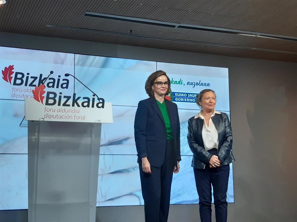 La consejera de Salud, Gotzone Sagardui, y la diputada de Administración Pública y Relaciones Institucionales de Bizkaia, Elixabete Etxanobe, en una rueda de prensa en Bilbao.