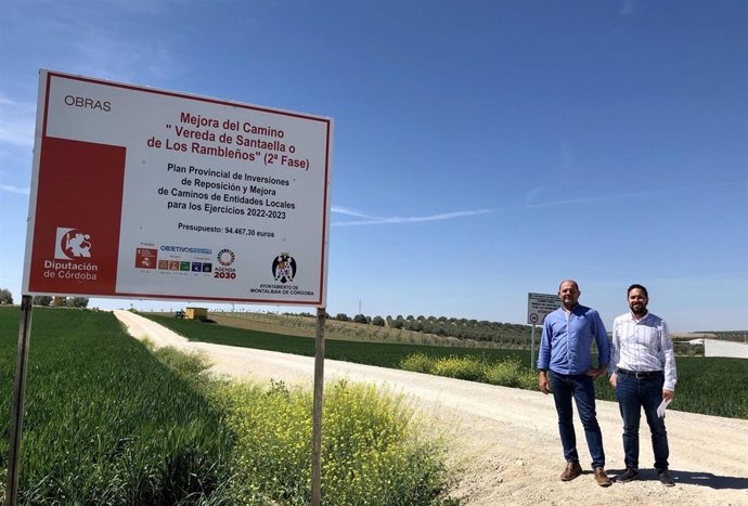 El delegado de Infraestructuras Rurales de la Diputación de Córdoba, Manuel Olmo (dcha.), junto al alcalde de Montalbán, Miguel Ruz, en su visita al municipio.