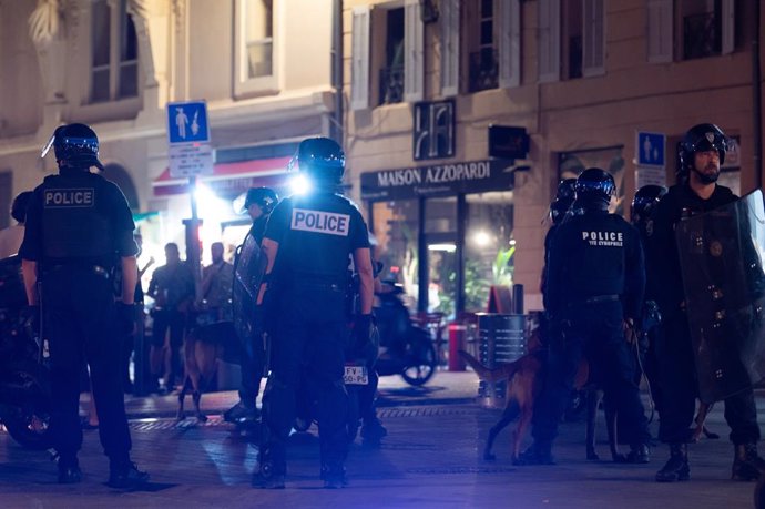Archivo - 12 September 2022, France, Marseille: Police officers patrol the city center ahead of Tuesday's UEFA Champions League Group D soccer match between Olympique Marseille and Eintracht Frankfurt at Orange Velodrome. Photo: Sebastian Gollnow/dpa
