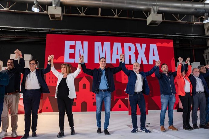 El líder del PSC, Salvador Illa; la alcaldesa de LHospitalet, Nuria Marín; el presidente del Gobierno, Pedro Sánchez; y el candidato socialista a la alcaldía de Barcelona, Jaume Collboni, en la convención municipal del PSC. Foto de archivo.