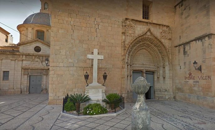 Archivo - Cruz de los Caídos de Callosa de Segura (Alicante) en la fachada de la iglesia de San Martín.