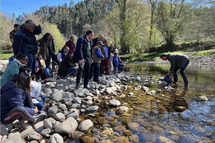 El Gobierno impulsa la repoblación de salmón y trucha con la suelta de más de un millón de ejemplares desde 2019