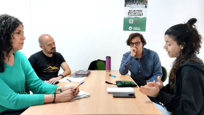 La candidata a la Alcaldía de Sevilla por Adelante Andalucía, Sandra Heredia, primera por la izquierda, en la reunión mantenida con el Sindicato de Estudiantes.