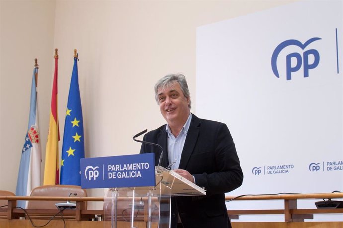 Archivo - El portavoz parlamentario del PPdeG, Pedro Puy, este lunes durante una rueda de prensa en el Parlamento de Galicia.