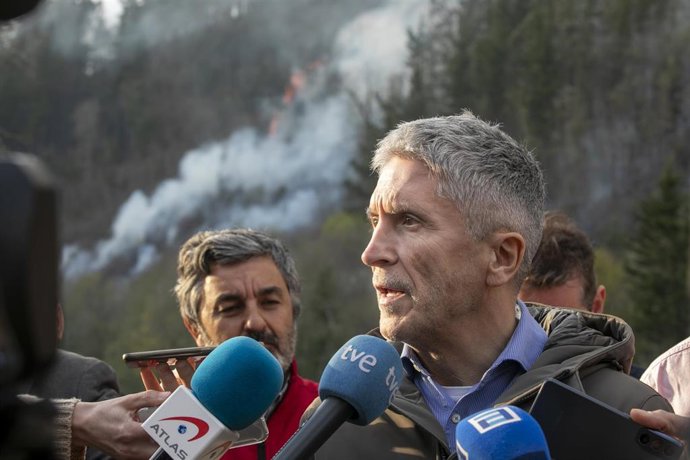 El ministro del Interior, Fernando Grande-Marlaska, en una visita a Navelgas, Tineo, Asturias (España)