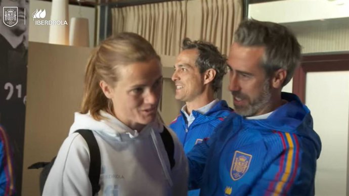 Saludo entre Irene Paredes (FC Barcelona) y el seleccionador nacional, Jorge Vilda.