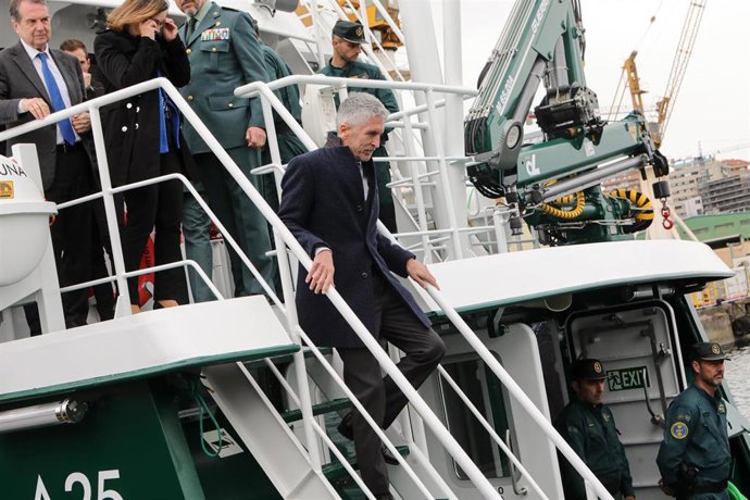 El ministro del Interior, Fernando Grande-Marlaska, baja de la nueva embarcación del Servicio Marítimo de la Guardia Civil Río Luna, a 3 de abril de 2023, en Vigo, Pontevedra, Galicia.