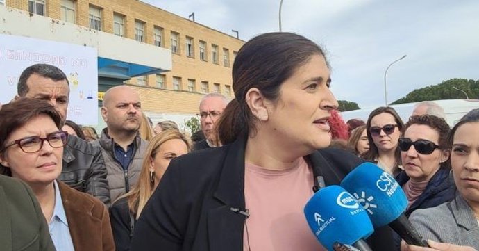 La alcaldesa de Riotinto, Rocío Díaz, durante la concentración en el hospital la pasada semana.