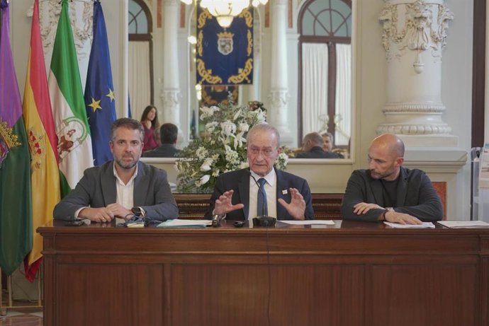 El alcalde de Málaga, Francisco de la Torre, junto a los concejales de Ordenación del Territorio, Raúl López, y del distrito Málaga Este, Carlos Conde, en rueda de prensa