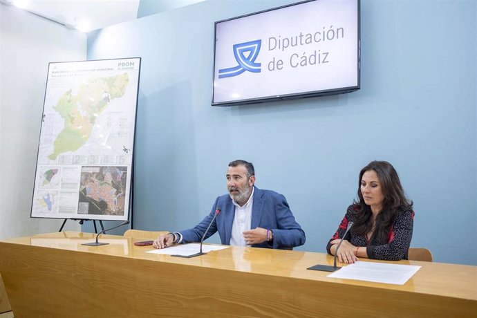 El vicepresidente cuarto y responsable del Área de Cooperación y Asistencia a Municipios, Javier Pizarro, y la alcaldesa de El Gastor, Isabel Moreno