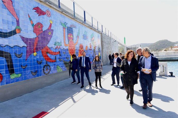 La presidenta del Govern visita las obras de refuerzo del dique del puerto de Cala Rajada