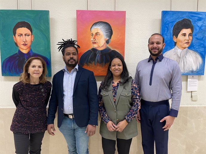 El artista Aronis Ramos junto a los funcionarios de la Embajada de República Dominicana en España, Sra. Luisa Auffant, Sra. Randel de Jesús y Sr. Manuel Peña.