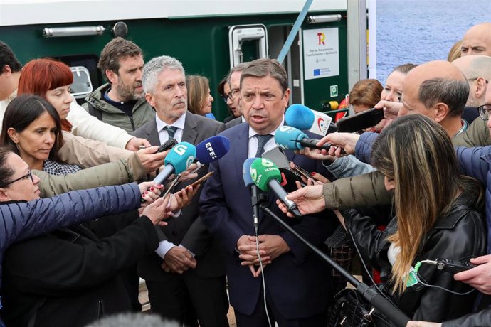 El ministro de Agricultura, Pesca y Alimentación, Luis Planas, atiende a medios tras el acto de presentación y entrega de la nueva embarcación del Servicio Marítimo de la Guardia Civil Río Luna, a 3 de abril de 2023, en Vigo.