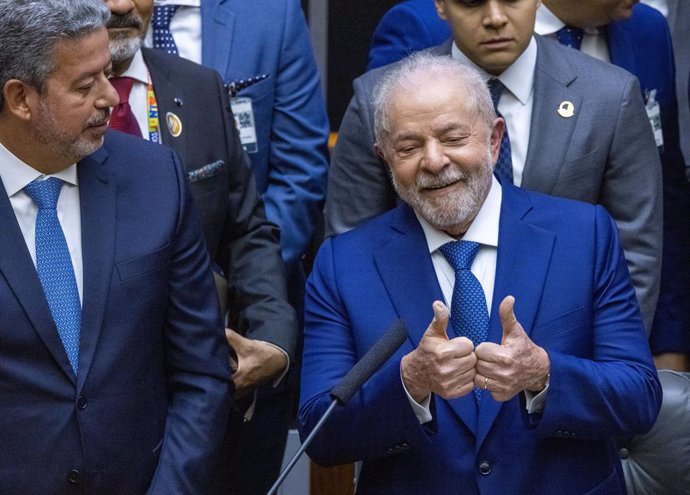 Archivo - 01 January 2023, Brazil, Brasilia: Brazilian President-elect Luiz Inacio Lula da Silva (R) reacts as he stands during his inauguration ceremony at the National Congress. Photo: Jens Büttner/dpa