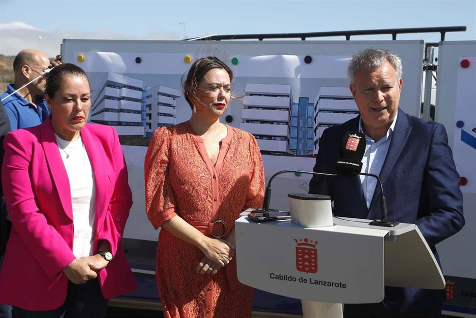 El consejero de Obras Públicas del Gobierno de Canarias, Sebastián Franquis, presentando las nuevas viviendas de VPO en Arrecife (Lanzarote)
