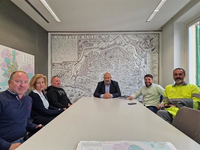 El presidente del PP de Palma y candidato a la alcaldía, Jaime Martínez, se reúne con los trabajadores del servicio de grúas de la ciudad