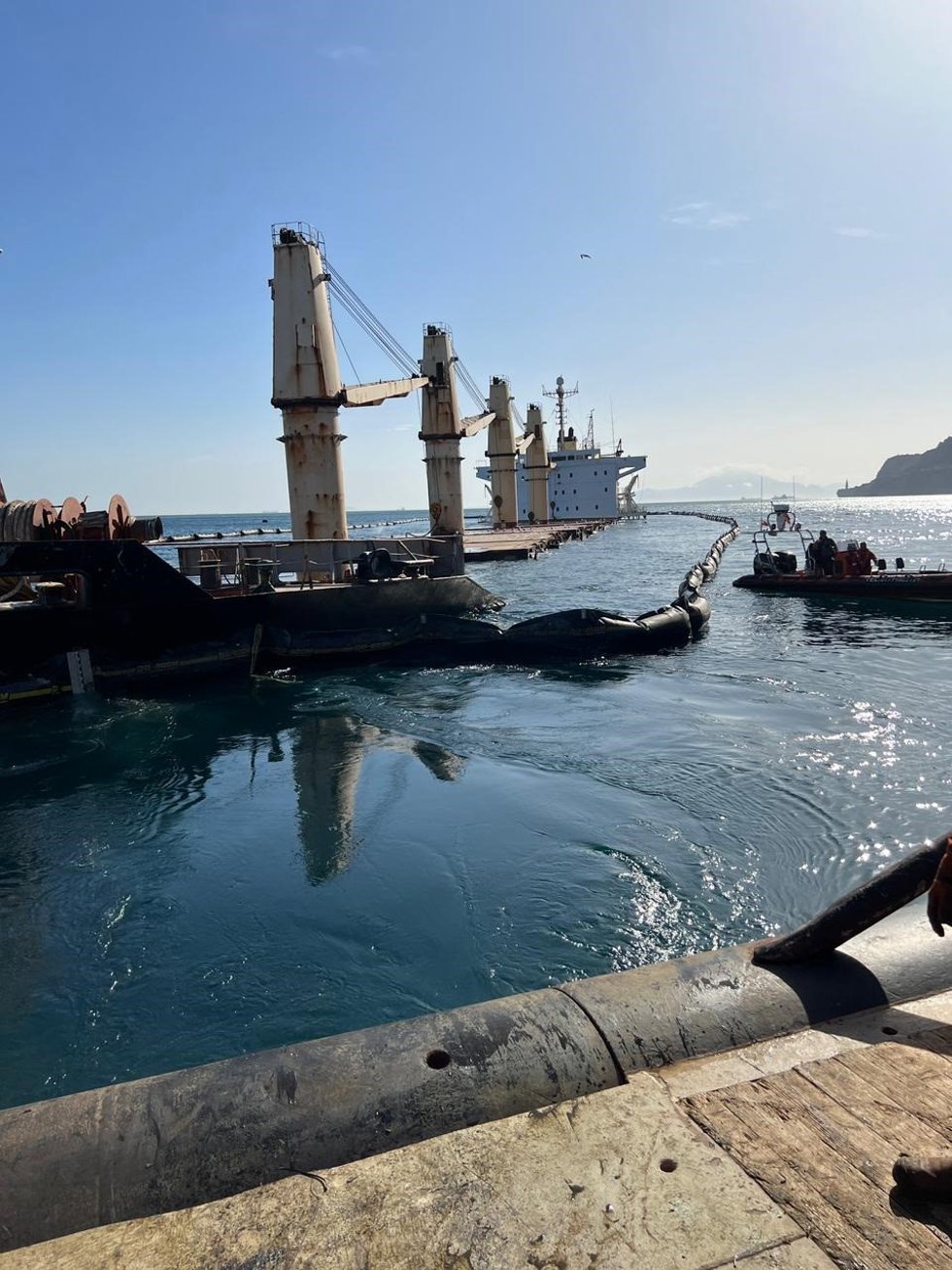 Archivo - Vista de la varrera anticontaminación que rodea al buque OS35, semihundido en Gibraltar