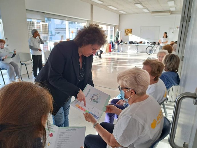 La regidora de Turismo, Sanidad y Consumo, Elena Navarro, presenta la nueva 'Guía para el bienestar de las personas mayores'