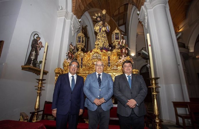 El alcalde de Huelva, Gabriel Cruz (derecha); el presidente de la Fundación Cajasol, Antonio Pulido (izquierda); y el presidente de la Hermandad del Nazareno de Huelva, Marcos de la Corte.