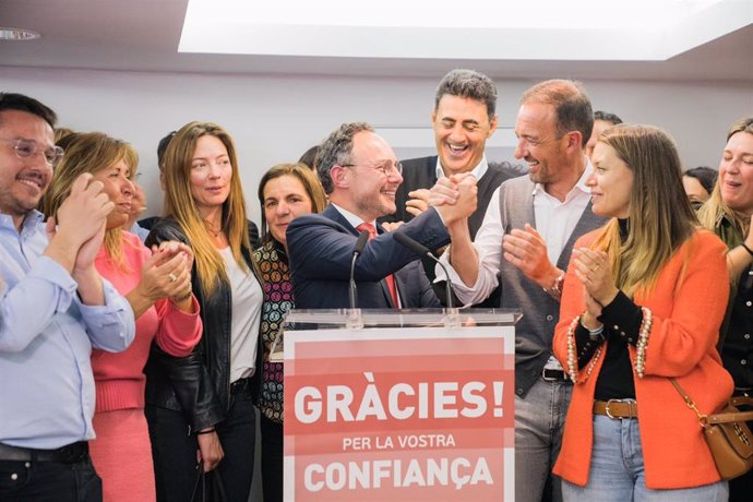 Xavier Espot celebrado la victoria electoral en la sede de Demcrates.
