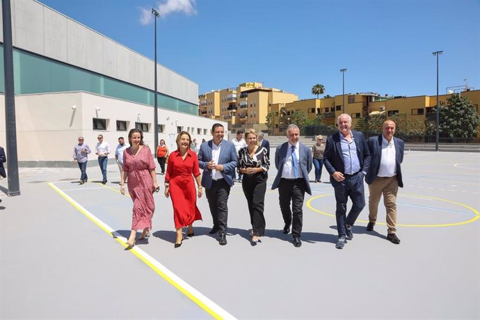 El presidente de Canarias, Ángel Víctor Torres, y demás autoridades visitan el IES Parque La Reina