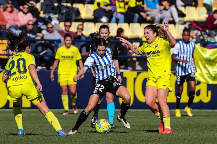 Archivo - Cristina Auñón y Claudia Iglesias en el Villarreal-Alavés de la Liga F